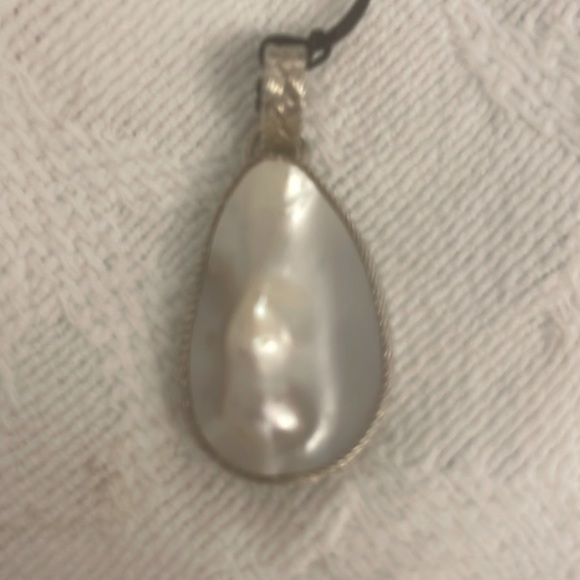 Mother of pearl oval cluster pendant set in 925 sterling silver 1 1.2” Anna King - Picture 3 of 4